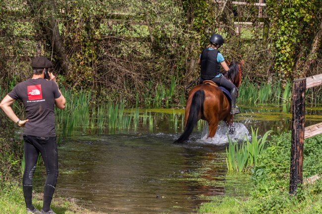 Bassin d'eau avec fond bétonné et recouvert de sable Bassin d'eau avec fond bétonné et recouvert de sable